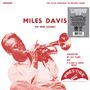 "MILES DAVIS - THE NEW SOUNDS" in roter Schrift, zeigt ihn beim Trompetenspiel. Weitere Infos über die Vinyl-Edition.