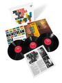 "JOHN COLTRANE, WILBUR HARDEN, THE SAVOY RECORDINGS" steht auf einer Schallplattenbox. Darunter drei Vinylplatten und mehrere Albenhüllen mit Jazz-Themen.