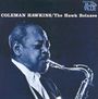 COLEMAN HAWKINS/The Hawk Relaxes. Ein Mann spielt Saxophon in einem blauen Licht.