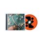 Orange CD mit abstraktem schwarzen Muster. Links eine Hülle mit unscharfem Bild einer Hand und einer Kette.