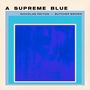 "A SUPREME BLUE", "NICHOLAS PAYTON + BUTCHER BROWN". Ein blaues abstraktes Gemälde mit farbigen Rahmen in Blautönen.