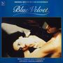 "Blue Velvet" oben, "Music Composed and Conducted by Angelo Badalamenti" unten. Eine Frau liegt in den Armen eines Mannes.