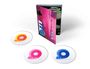 "R.E.M. REVEAL" auf drei CDs, farbig und nebeneinander. Pinker CD-Hüllenrand mit stilisierter Gestaltung.