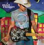 Text oben links: "BRAD PAISLEY", auf dem T-Shirt "american saturday night". Person mit Cowboyhut und Gitarre, hält Pinsel.
