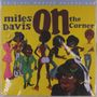 „miles DAVIS on the Corner“ in gelber Schrift. Illustration von stilisierten Figuren in bunter Kleidung.