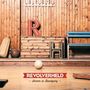 „REVOLVERHELD - Immer in Bewegung“ auf rotem Banner. Holzkiste mit Buchstaben „R“ und „H“, Turnhallenatmosphäre.