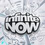 Text: "Infinite NOW". Im Hintergrund Comic-ähnliche Zeichnungen mit Cartoon-Charakteren und stilisiertem Mikrofon.