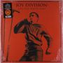 "JOY DIVISION" und "LOVE WILL TEAR US APART". In rotem Design, ein Mann singt mit Mikrofon.