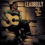 "LEADBELLY" und "where did you sleep last night?" Ein Mann spielt Gitarre, trägt roten Schal und Latzhose, lächelt stark.