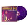 „HUMBLE PIE, LIVE IN CINCINNATI 1983“; Ein Musiker spielt Gitarre und singt. Lila Schallplatten sind sichtbar.