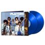 "OHIO PLAYERS LIVE 1977" steht auf einem Albumcover. Es zeigt eine Gruppe von Musikern in blauer Kleidung. Im Hintergrund sind zwei blaue Schallplatten zu sehen.