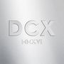"DCX MMXVI" in großen, weißen Buchstaben auf einem silbernen Hintergrund; ein schlichtes, elegantes Design.