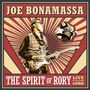 "JOE BONAMASSA", "THE SPIRIT OF RORY", "LIVE FROM CORK". Illustration von zwei Gitarristen vor Strahlen-Hintergrund.