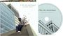 Text: "a flor do recomeço" und "salvador sobral". Mann sitzt auf Gebäude, Blumen sprühen aus ihm. CD und Gebäude im Hintergrund.