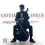 "Gautier Capuçon", "Danny Elfman", "Cello Concerto & Film Music". Ein Mann im Anzug spielt Cello auf einem Stuhl.