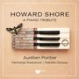 "HOWARD SHORE A PIANO TRIBUTE" steht oben. Klaviertasten mit Ring und Falter verziert. Namen: Aurélien Pontier, Nemanja Radulović, Natalie Dessay.