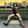 "Udo Lindenberg & Das Panik-Orchester" über einem Mann in Ringerpose im leeren Stadion. Goldene Stiefel, Anzug mit Flagge.