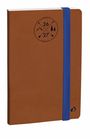 Notizbuch mit kreisförmigem Logo: Pfeile, Zahlen 26-27, römische Zahlen MMXXVI-MMXXVII. Orange mit blauem Gummiband.