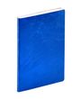 Kein Text. Ein Notizbuch mit leuchtend blauem Einband ist zu sehen.