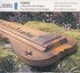 Text oben: "FRANCE, L'Épinette des Vosges / The Épinette of the Vosges, Jean-François Dutertre, Jean Ribouillault, Christophe Toussaint". Darunter ist eine hölzerne Zither auf Moos abgebildet.