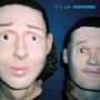 Text "it's ok FANTOMES" oben rechts. Verschwommene Gesichter zweier Puppen mit ausdruckslosen, großen Augen.