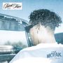 "Funk Face" oben links, "MOFAK Funk Hustler" auf T-Shirt. Mann mit Locken und Sonnenbrille in einem Auto.