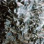 Zerknitterte Aluminiumfolie reflektiert das Licht, wodurch ein glänzender, chaotischer Effekt entsteht.