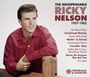 Der Text listet Songs von Ricky Nelson 1957-1962. Ein Mann in rotem Hemd lehnt entspannt an einem Holzzaun.