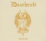 „Deathcult“ steht oben, „Cult of the Dog“ unten. Zwischendrin ein kunstvolles Wappen mit Drache und Schlange.