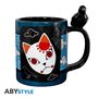 ABYSTYLE-Logo, Tasse mit Kitsune-Motiv, weiße Maske, rote Details, Wolken, schwarze Krähe auf dem Henkel.