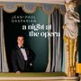 „Jean-Paul Gasparian, a night at the opera“. Ein Mann im Smoking steht vor einem eleganten Vorhang neben einer Statue.