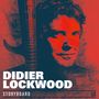 Text: "Didier Lockwood" und "Storyboard". Illustration eines Mannes in Rot- und Blautönen mit einer Geige.