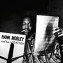 „HANK MOBLEY and his ALL STARS“ steht auf einem Notenständer. Ein Mann im gestreiften Hemd hält Notenblätter.