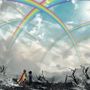 Zwei Personen halten sich an den Händen in einer kargen Landschaft; viele bunte Regenbögen am Himmel.