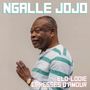 "NGALLE JOJO" oben, "ELO-LODIE CARESSES D'AMOUR" unten. Ein älterer Mann im gestreiften Hemd lächelt seitlich.