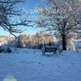 „Naulet Nau: Noëls anciens et musique baroque. Louise Tixier & Alban Tixier.“ Winterlandschaft mit Bank und Bäumen.