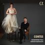 „CONTES, Sandrine Piau, David Kadouch“ steht rechts unten. Eine Frau in hellem Kleid steht, ein Mann sitzt daneben auf einem Stuhl.