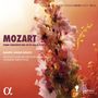 „MOZART Piano Concertos“ in lila Text, florales Motiv mit rosa, violetten und gelben Blüten vor orangenem Hintergrund.