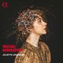 Text: "TRISTAN GENERATION, JULIETTE JOURNAUX".  
Eine Frau im Profil trägt einen Hut aus bunten Perlen und Drähten.