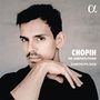 "CHOPIN THE COMPLETE ÉTUDES AARON PILSAN" steht neben einem Mann, der gedankenverloren in die Kamera schaut.
