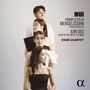 Texte: "NUI", "Fanny & Felix Mendelssohn", "String Quartets", "Juri Seo", "River at the End of the Mind", "ESMÉ QUARTET".

Vier Menschen in eleganter Kleidung stehen vertikal gestapelt.