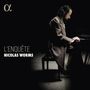 "L'ENQUÊTE, NICOLAS WORMS" steht links. Ein Mann spielt Klavier, beleuchtet von einem sanften Licht, sitzt konzentriert.