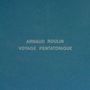 Text: "ARNAUD ROULIN VOYAGE PENTATONIQUE". Hintergrund ist einfarbig blau.