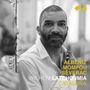 Text: "ALBÉNIZ MOMP0U SÉVERAC WILHEM LATCHOUMIA CATALUÑA".  
Ein Mann mit Bart und Hemd schaut in einen Spiegel. Links oben gelbes Logo.