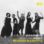 VASSILENA SERAFIMOVA, QUATUOR ARDEO, MELODIES IN A BOTTLE. Fünf Frauen tanzen auf einer Wiese, schwarz-weiß. Logo oben rechts.