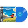Musik aus Studio Ghibli Filmen. Eine Frau mit Hut spielt Geige auf einer Blumenwiese unter blauem Himmel.