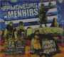 Das Bild zeigt die Texte: "LES RAMONEURS DE MENHIRS" und "D'AR GAB ATAO!". Personen mit Masken stehen und sitzen auf Felsen.