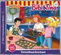 Bibi & Tina 126, Vorweihnachtschaos, inklusive Bonus-Track. Drei Personen backen Kekse in einer weihnachtlich dekorierten Küche.