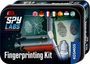 "Fingerprinting Kit" und "Spy Labs" mit internationalen Flaggen. Abbildungen einer Lupe, Fingerabdrücke und Pinsel.