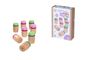 „4 sounds, find matches, 2+. Sieben Holzklötze mit bunten Enden, Verpackung mit Produktabbildung. Für Kleinkinder.“